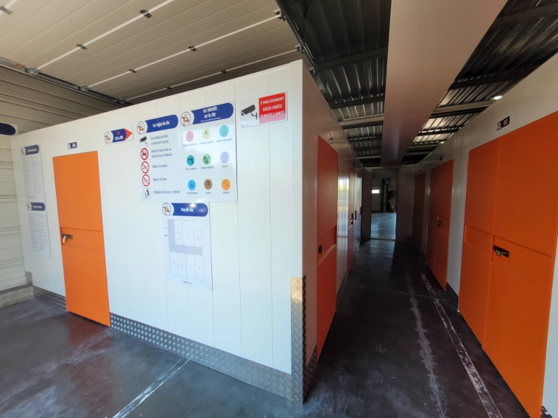 Intérieur d'un centre de boxes de stockage