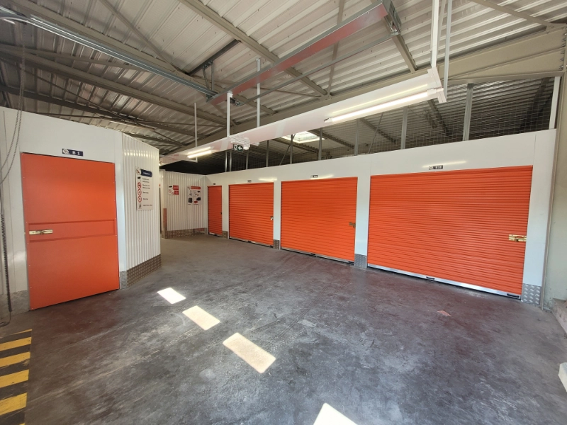 Intérieur d'un centre de boxes de stockage